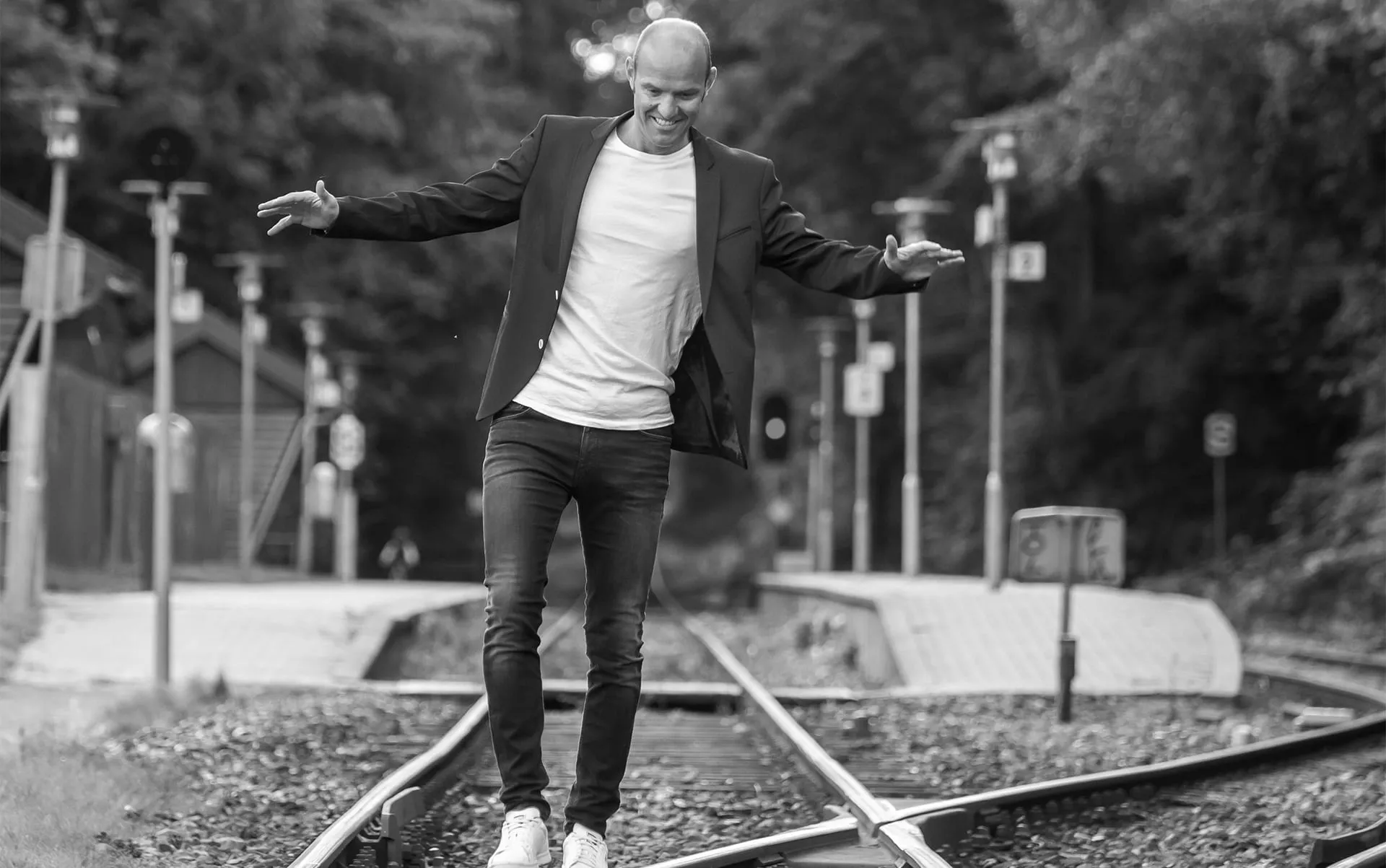Ulrik Lynge balancerer på en jernbaneskinne med armene ud til siden.